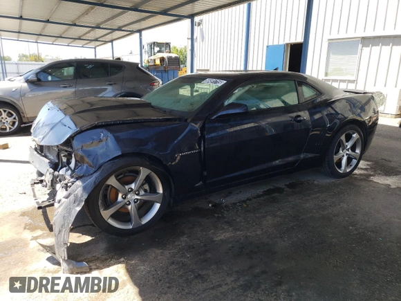 2014 Chevrolet Camaro LT z VIN 2G1FC1E37E9131877, wystawiony jako Copart lot #56491715 z przebiegiem 94 340 mil mil oraz Czysty tytuł • Clean title. Historia ofert i sprzedaży dostępna na DreamBid. Obrazek 1.