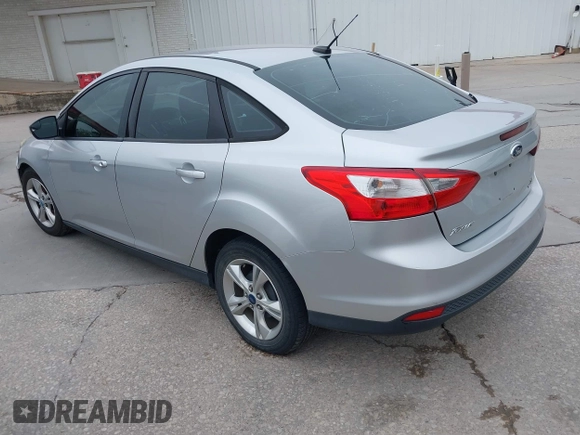 2013 Ford Focus SE z VIN 1FADP3F25DL189133, wystawiony jako IAAI lot #42438118 z przebiegiem 122 350 mil mil oraz . Historia ofert i sprzedaży dostępna na DreamBid. Obrazek 3.
