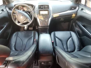 2017 Lincoln MKC Premiere z VIN 5LMCJ1C94HUL24284, wystawiony jako Copart lot #52895915 z przebiegiem 130 037 mil mil oraz Szkoda całkowita • Salvage title. Historia ofert i sprzedaży dostępna na DreamBid. Obrazek 8.