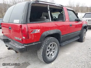1996 Chevrolet Tahoe with VIN 3GNEK18R8TG153872, listed as a IAAI auction lot 41913476 with 120,686 mi miles. Bid and sale history available at carsss.com. Image 4.