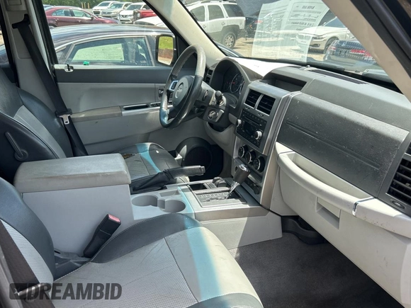 2008 Jeep Liberty Limited with VIN 1J8GN58K58W165434, listed as a Copart auction lot 61976925 with 131,536 mi miles and Clean title. Bid and sale history available at DreamBid. Image 5.