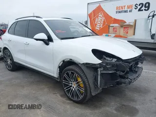 2016 Porsche Cayenne Turbo z VIN WP1AC2A20GLA85193, wystawiony jako IAAI lot #42170440 z przebiegiem 95 999 mil mil oraz . Historia ofert i sprzedaży dostępna na DreamBid. Obrazek 1.