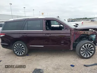 2023 Lincoln Navigator Reserve z VIN 5LMJJ2LG4PEL01818, wystawiony jako IAAI lot #42178476 z przebiegiem 31 059 mil mil oraz . Historia ofert i sprzedaży dostępna na DreamBid. Obrazek 14.