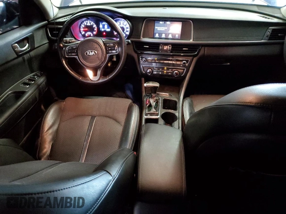 2018 Kia Optima LX z VIN 5XXGT4L33JG250352, wystawiony jako Copart lot #56005915 z przebiegiem 68 430 mil mil oraz Czysty tytuł • Clean title. Historia ofert i sprzedaży dostępna na DreamBid. Obrazek 8.