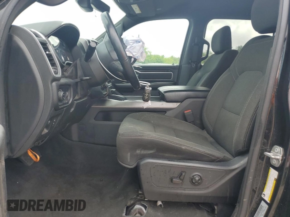 2020 Ram 1500 Big Horn z VIN 1C6RRFFGXLN300261, wystawiony jako Copart lot #57476265 z przebiegiem 103 082 mil mil oraz Szkoda całkowita • Salvage title. Historia ofert i sprzedaży dostępna na DreamBid. Obrazek 7.