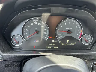 2015 BMW M4 z VIN WBS3R9C58FK332532, wystawiony jako Copart lot #59045225 z przebiegiem 127 199 mil mil oraz Tytuł czysty. Historia ofert i sprzedaży dostępna na DreamBid. Obrazek 8.