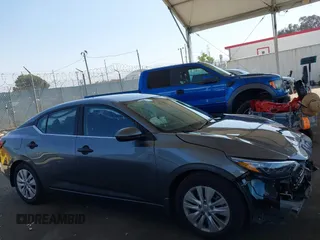 2025 Nissan Sentra S z VIN 3N1AB8BV9SY308821, wystawiony jako IAAI lot #42367623 z przebiegiem 2 098 mil mil oraz . Historia ofert i sprzedaży dostępna na DreamBid. Obrazek 14.