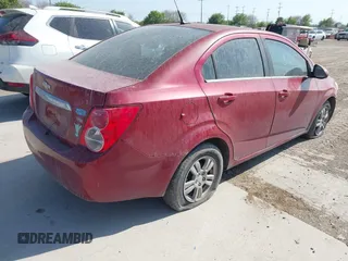 2012 Chevrolet Sonic LT z VIN 1G1JC5SHXC4113696, wystawiony jako IAAI lot #41843938 z przebiegiem 102 111 mil mil oraz . Historia ofert i sprzedaży dostępna na DreamBid. Obrazek 4.