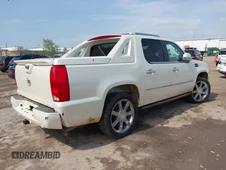 2007 Cadillac Escalade EXT z VIN 3GYFK62847G294240, wystawiony jako IAAI lot #42113385 z przebiegiem Nie podano mil oraz . Historia ofert i sprzedaży dostępna na DreamBid. Obrazek 4.