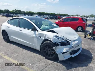 2022 Tesla Model 3 z VIN 5YJ3E1EA5NF164309, wystawiony jako IAAI lot #42195114 z przebiegiem 72 912 mil mil oraz . Historia ofert i sprzedaży dostępna na DreamBid. Obrazek 1.