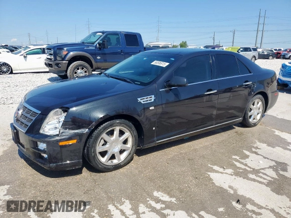 2009 Cadillac STS RWD z VIN 1G6DW67V390103790, wystawiony jako Copart lot #56596915 z przebiegiem 57 537 mil mil oraz Czysty tytuł • Clean title. Historia ofert i sprzedaży dostępna na DreamBid. Obrazek 1.