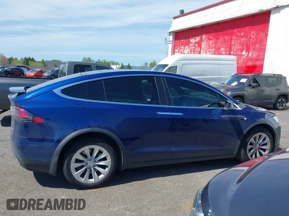 2017 Tesla Model X 90D z VIN 5YJXCDE23HF077126, wystawiony jako IAAI lot #42035067 z przebiegiem Nie podano mil oraz . Historia ofert i sprzedaży dostępna na DreamBid. Obrazek 13.