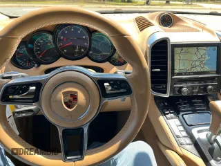 2016 Porsche Cayenne z VIN WP1AA2A22GKA36878, wystawiony jako Copart lot #61495525 z przebiegiem 110 253 mil mil oraz Czysty tytuł • Clean title. Historia ofert i sprzedaży dostępna na DreamBid. Obrazek 7.