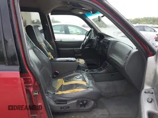 2000 Ford Explorer XLT z VIN 1FMZU83P7YUB75946, wystawiony jako IAAI lot #42082045 z przebiegiem 192 667 mil mil oraz . Historia ofert i sprzedaży dostępna na DreamBid. Obrazek 5.