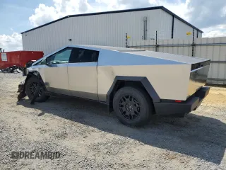2024 Tesla Cybertruck z VIN 7G2CEHEDXRA015316, wystawiony jako Copart lot #64463034 z przebiegiem 1818 mil mil oraz Szkody całkowita. Historia ofert i sprzedaży dostępna na DreamBid. Obrazek 2.