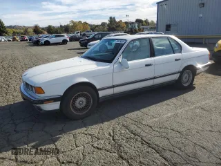 1993 BMW 7 Series z VIN WBAGD4323PDE63700, wystawiony jako Copart lot #79675024 z przebiegiem 248 056 mil mil oraz Czysty tytuł • Clean title. Historia ofert i sprzedaży dostępna na DreamBid. Obrazek 1.