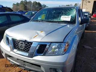 2015 Nissan Frontier SV z VIN 1N6AD0FR0FN711897, wystawiony jako IAAI lot #41586254 z przebiegiem 106 326 mil mil oraz . Historia ofert i sprzedaży dostępna na DreamBid. Obrazek 6.