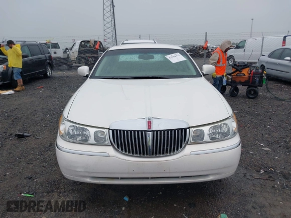 2002 Lincoln Town Car Executive z VIN 1LNHM81W42Y636204, wystawiony jako IAAI lot #42194479 z przebiegiem Nie podano mil oraz . Historia ofert i sprzedaży dostępna na DreamBid. Obrazek 12.
