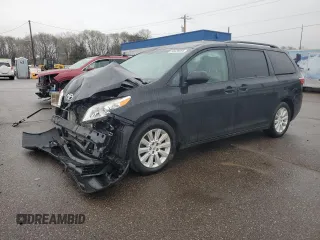 2015 Toyota Sienna LE z VIN 5TDJK3DC6FS125899, wystawiony jako Copart lot #54426695 z przebiegiem 87 173 mil mil oraz Szkoda całkowita • Salvage title. Historia ofert i sprzedaży dostępna na DreamBid. Obrazek 1.