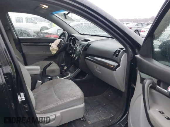 2011 Kia Sorento LX with VIN 5XYKT3A18BG151447, listed as a IAAI auction lot 41730665 with 195,187 mi miles. Bid and sale history available at carsss.com. Image 5.