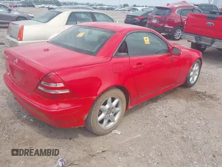 2001 Mercedes-Benz SLK 230/320 z VIN WDBKK65F31F223603, wystawiony jako IAAI lot #42307611 z przebiegiem 136 357 mil mil oraz . Historia ofert i sprzedaży dostępna na DreamBid. Obrazek 4.