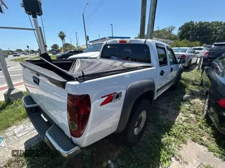 2006 Chevrolet Colorado 2LT z VIN 1GCDT136968146177, wystawiony jako Copart lot #57607155 z przebiegiem 276 364 mil mil oraz Czysty tytuł • Clean title. Historia ofert i sprzedaży dostępna na DreamBid. Obrazek 4.