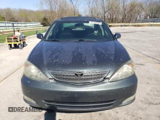 2003 Toyota Camry LE z VIN 4T1BF32K63U559665, wystawiony jako Copart lot #52147645 z przebiegiem 322 212 mil mil oraz Szkoda całkowita • Salvage title. Historia ofert i sprzedaży dostępna na DreamBid. Obrazek 5.