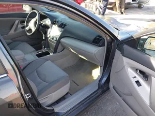 2008 Toyota Camry LE z VIN 4T1BE46K08U196337, wystawiony jako IAAI lot #41577012 z przebiegiem 172 634 mil mil oraz . Historia ofert i sprzedaży dostępna na DreamBid. Obrazek 5.