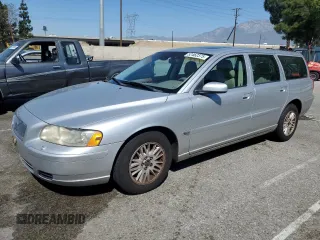 2005 Volvo V70 with VIN YV1SW640752467944, listed as a Copart auction lot 52462375 with 104,439 mi miles and Salvage Title. Bid and sale history available at carsss.com. Image 1.