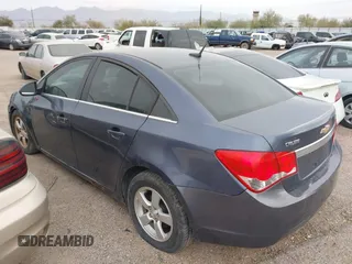 2014 Chevrolet Cruze 1LT z VIN 1G1PC5SB3E7131948, wystawiony jako IAAI lot #41518263 z przebiegiem 134 843 mil mil oraz . Historia ofert i sprzedaży dostępna na DreamBid. Obrazek 3.