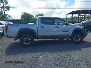 2018 Toyota Tacoma SR z VIN 3TMCZ5AN7JM156092, wystawiony jako IAAI lot #41642391 z przebiegiem 65 805 mil mil oraz . Historia ofert i sprzedaży dostępna na DreamBid. Obrazek 13.
