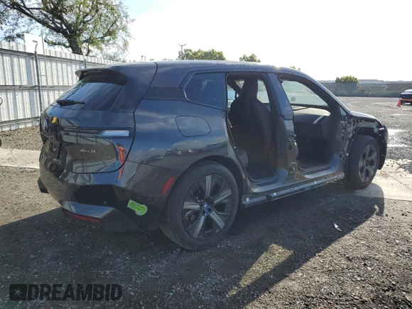 2023 BMW iX xDrive50 z VIN WB523CF02PCM92379, wystawiony jako Copart lot #47726814 z przebiegiem 7 721 mil mil oraz . Historia ofert i sprzedaży dostępna na DreamBid. Obrazek 3.