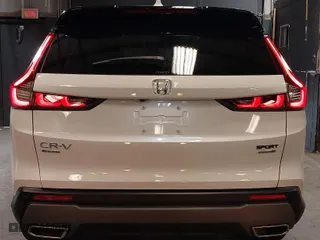 2024 Honda CR-V Hybrid Sport Touring with VIN 5J6RS6H9XRL015554, listed as a IAAI auction lot 40432327 with 2,584 mi miles. Bid and sale history available at carsss.com. Image 15.