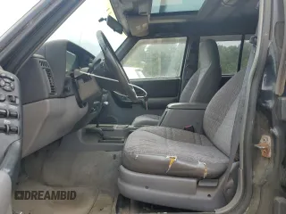 1998 Jeep Cherokee Sport z VIN 1J4FJ68S8WL183519, wystawiony jako Copart lot #60976335 z przebiegiem 161 536 mil mil oraz Czysty tytuł • Clean title. Historia ofert i sprzedaży dostępna na DreamBid. Obrazek 7.