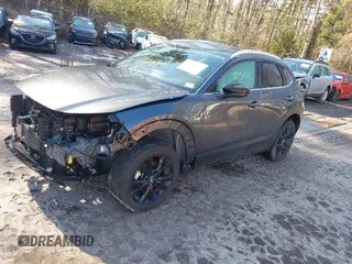 2025 Mazda CX-30 S Select Sport z VIN 3MVDMBBM4SM752011, wystawiony jako IAAI lot #41505023 z przebiegiem 1 601 mil mil oraz . Historia ofert i sprzedaży dostępna na DreamBid. Obrazek 2.