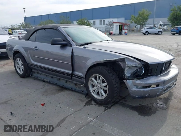 2006 Ford Mustang Standard with VIN 1ZVFT84N565189985, listed as a IAAI auction lot 41691191 with 131,847 mi miles and . Bid and sale history available at carsss.com. Image 1.