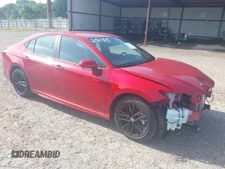 2025 Toyota Camry LE z VIN 4T1DAACK9SU139732, wystawiony jako IAAI lot #42475380 z przebiegiem 692 mil mil oraz . Historia ofert i sprzedaży dostępna na DreamBid. Obrazek 1.