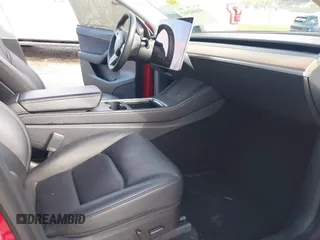 2022 Tesla Model Y Long Range z VIN 7SAYGDEE1NF385414, wystawiony jako IAAI lot #41660542 z przebiegiem 54 075 mil mil oraz . Historia ofert i sprzedaży dostępna na DreamBid. Obrazek 5.