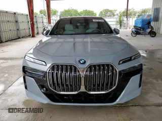 2023 BMW i7 xDrive60 z VIN WBY53EJ04PCM31425, wystawiony jako Copart lot #59719113 z przebiegiem 5414 mil mil oraz . Historia ofert i sprzedaży dostępna na DreamBid. Obrazek 5.