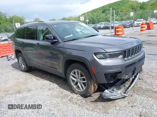 2023 Jeep Grand Cherokee Laredo z VIN 1C4RJKAG1P8710032, wystawiony jako IAAI lot #42241432 z przebiegiem 20 680 mil mil oraz . Historia ofert i sprzedaży dostępna na DreamBid. Obrazek 1.