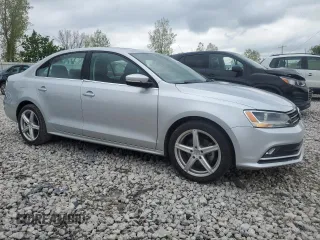 2015 Volkswagen Jetta SE z VIN 3VWD07AJ0FM252092, wystawiony jako Copart lot #56682945 z przebiegiem 104 325 mil mil oraz Czysty tytuł • Clean title. Historia ofert i sprzedaży dostępna na DreamBid. Obrazek 4.