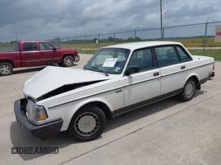 1991 Volvo 240 с VIN YV1AA8844M1437694, выставлен на аукционе IAAI как лот 42171739 с пробегом 230 833 миль миль и . История ставок и продаж доступна на DreamBid. Изображение 2.