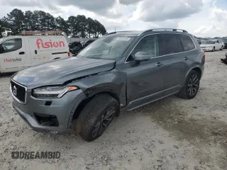 2017 Volvo XC90 Momentum z VIN YV4A22PK5H1172433, wystawiony jako Copart lot #55645855 z przebiegiem 56 834 mil mil oraz Szkody całkowita. Historia ofert i sprzedaży dostępna na DreamBid. Obrazek 1.