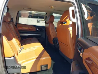 2017 Toyota Tundra Platinum z VIN 5TFAW5F15HX612228, wystawiony jako IAAI lot #41677281 z przebiegiem 157 425 mil mil oraz . Historia ofert i sprzedaży dostępna na DreamBid. Obrazek 8.