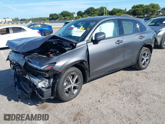 2025 Honda HR-V EX-L z VIN 3CZRZ1H72SM700908, wystawiony jako IAAI lot #41172857 z przebiegiem 6229 mil mil oraz . Historia ofert i sprzedaży dostępna na DreamBid. Obrazek 2.
