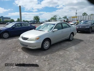 2003 Toyota Camry LE z VIN 4T1BE32K93U260416, wystawiony jako IAAI lot #42300847 z przebiegiem 110 918 mil mil oraz . Historia ofert i sprzedaży dostępna na DreamBid. Obrazek 2.