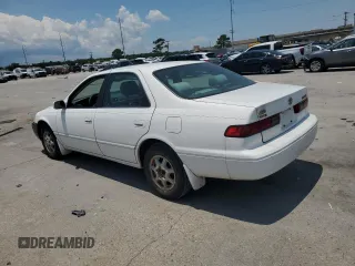 1998 Toyota Camry LE z VIN JT2BG22K9W0145537, wystawiony jako Copart lot #59018505 z przebiegiem 301 595 mil mil oraz Czysty tytuł • Clean title. Historia ofert i sprzedaży dostępna na DreamBid. Obrazek 2.