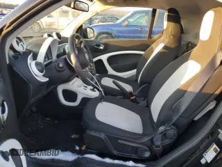2019 Smart fortwo Pure z VIN WMEFJ9BA0KK368446, wystawiony jako Copart lot #85898494 z przebiegiem Nie podano mil oraz Tytuł czysty. Historia ofert i sprzedaży dostępna na DreamBid. Obrazek 7.