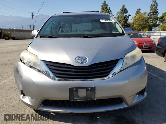 2013 Toyota Sienna LE AAS z VIN 5TDKK3DC5DS282857, wystawiony jako Copart lot #57984075 z przebiegiem 148 876 mil mil oraz Szkoda całkowita • Salvage title. Historia ofert i sprzedaży dostępna na DreamBid. Obrazek 5.
