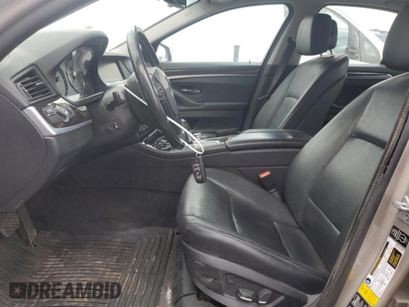 2013 BMW 5 Series 528i xDrive z VIN WBAXH5C51DD110966, wystawiony jako Copart lot #53949115 z przebiegiem 128 708 mil mil oraz Szkody całkowita. Historia ofert i sprzedaży dostępna na DreamBid. Obrazek 7.